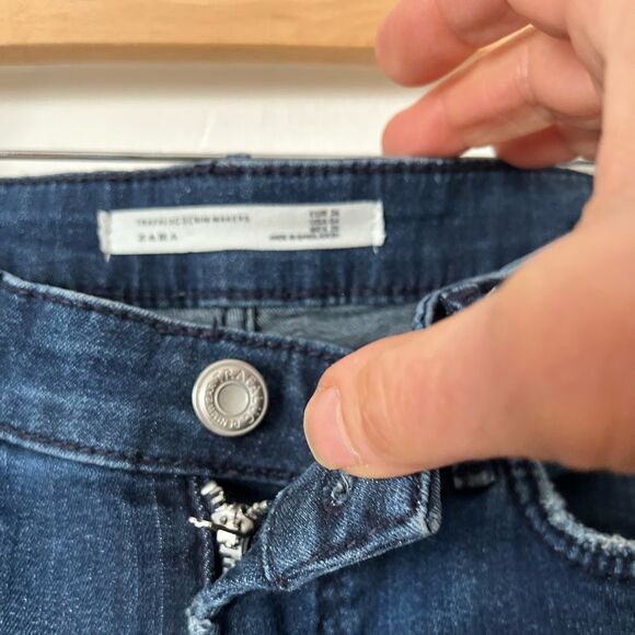 Zara blue high wasted skinny jeans, distressed ankles, front and back pockets, 4 - Picture 2 of 9